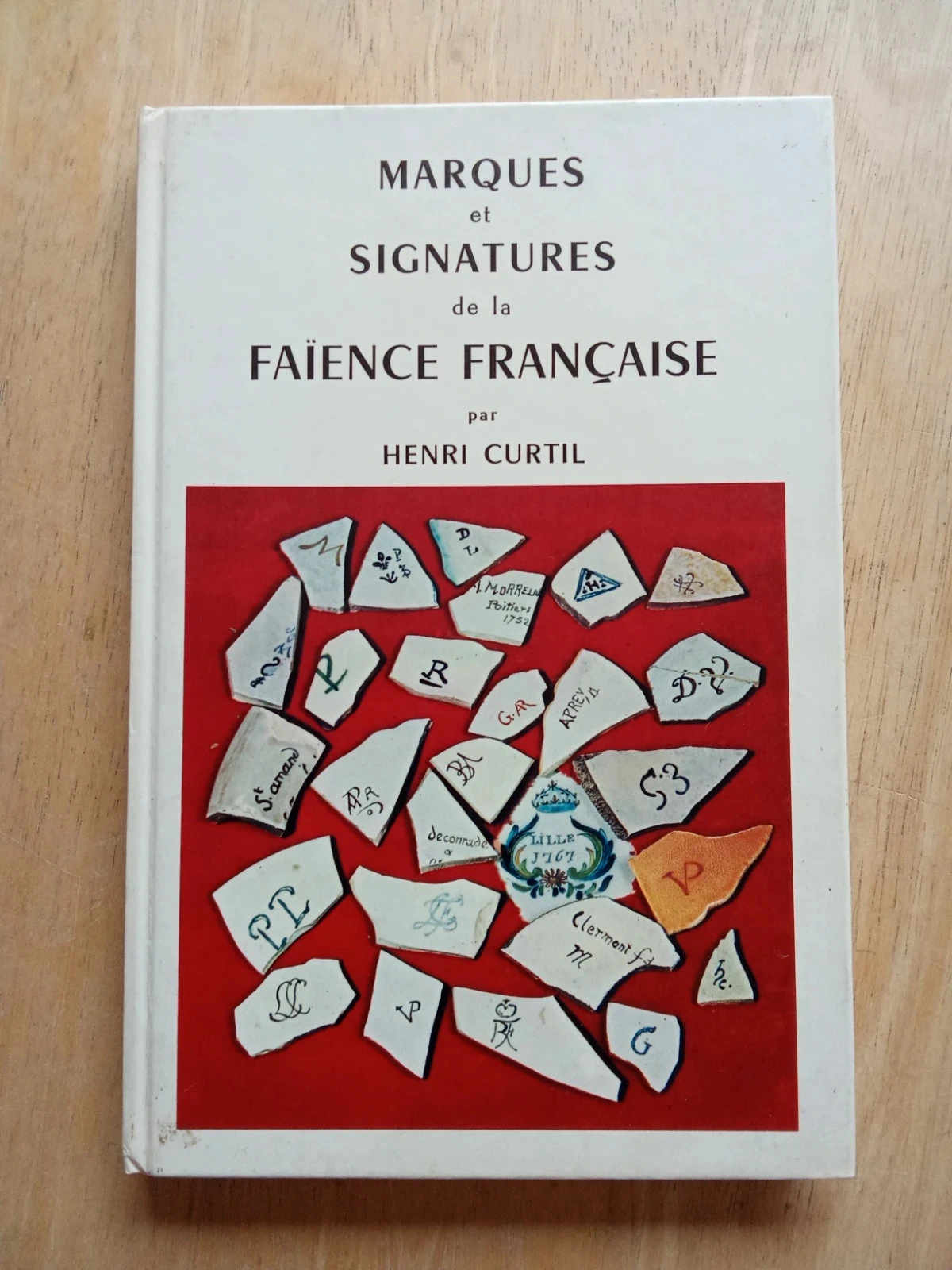 Marques et signatures de la faïence française, par Henri Curtil
